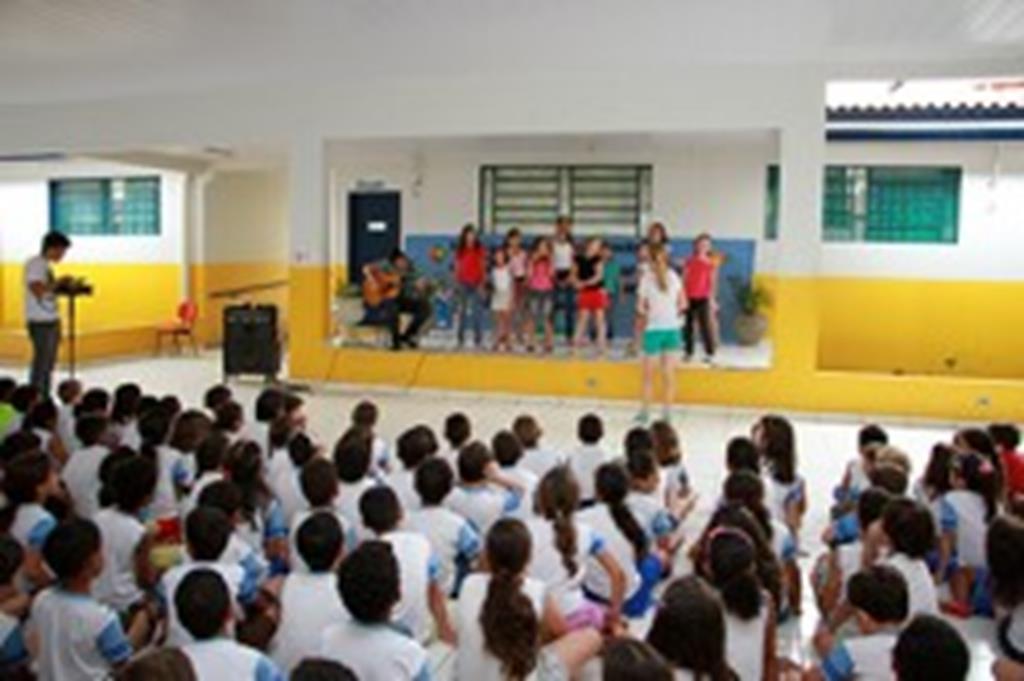 Grupo de Canto da Sala da Cultura se apresenta em escola