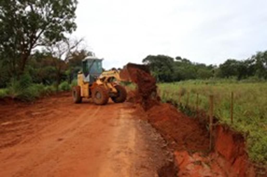 Prefeitura recupera estrada no Taperinha