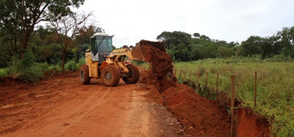 Prefeitura recupera estrada no Taperinha