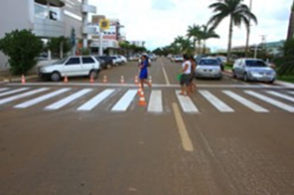 Ruas e avenidas ganham sinalização horizontal