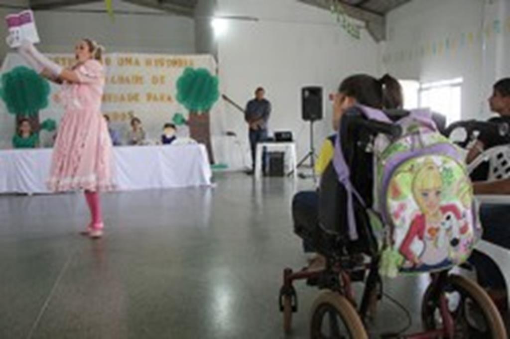 Portadores de deficiência participam de atividades culturais