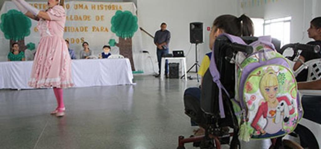 Portadores de deficiência participam de atividades culturais