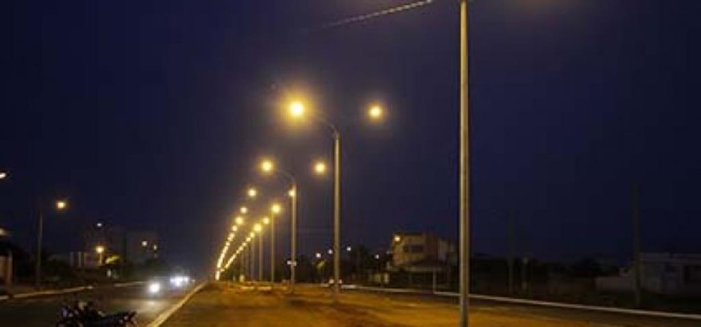 Prefeitura instala iluminação com superpostes na Avenida Mato Grosso