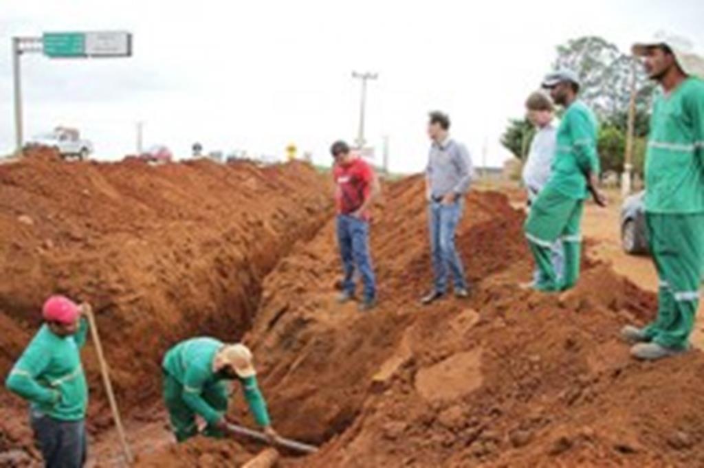 Obras de pavimentação e drenagem são iniciadas na Attílio Fontana