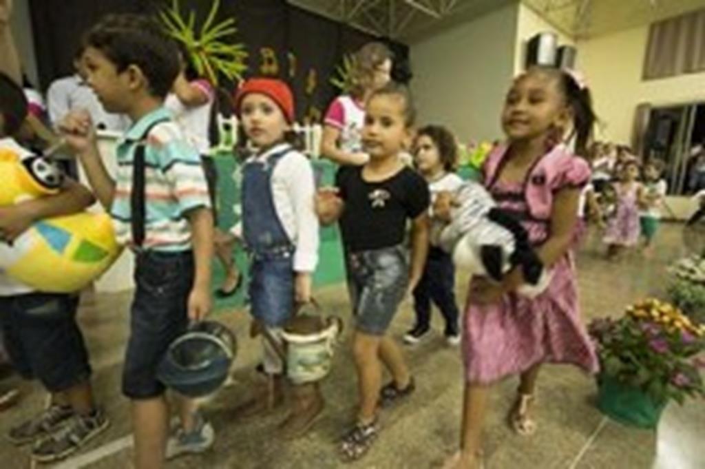 Pequenos mostram talento em festival  promovido pelo Centro E. Amerecilda