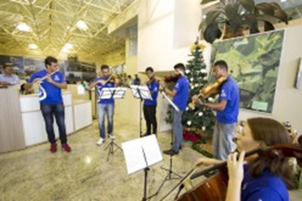 Músicos do Projeto Ciranda se apresentam no Paço Municipal Prefeito Onescimo Prati
