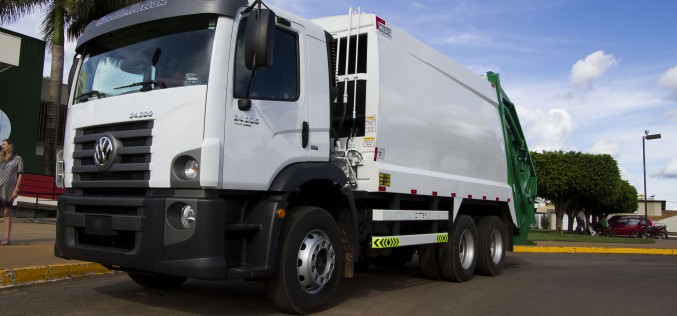 Administração Municipal entrega caminhão coletor à Secretaria de Obras e Viação