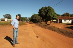 Prefeitura reutiliza asfalto e melhora rua em comunidade rural