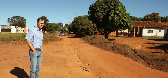 Prefeitura reutiliza asfalto e melhora rua em comunidade rural