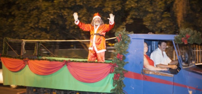 Chegada do Papai Noel atraiu milhares de pessoas à Praça João Paulo II