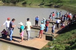 Crianças e idosos participam da “Pescaria Solidária” promovida pelo CRAS