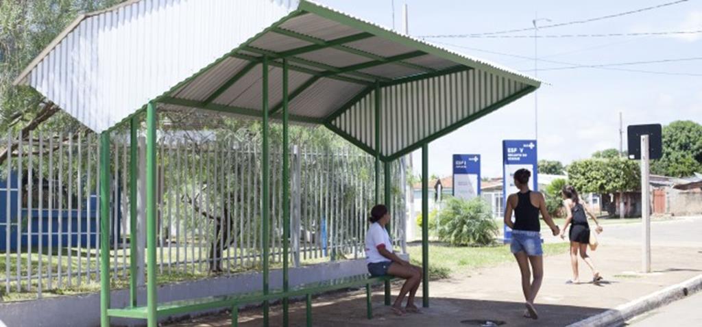 Abrigos são instalados em pontos de ônibus urbanos