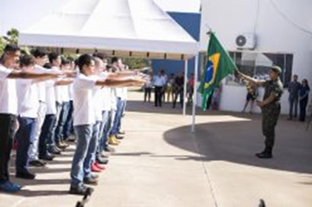 Jovens de Campo Verde recebem CDI e prestam juramento à Bandeira Nacional