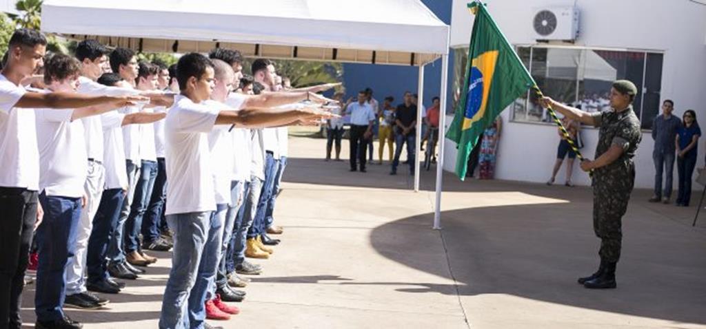 Jovens de Campo Verde recebem CDI e prestam juramento à Bandeira Nacional