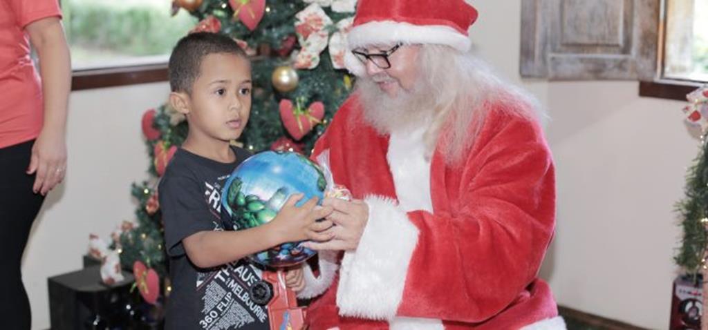 Papai Noel leva alegria a crianças do Capim Branco e do Taperinha