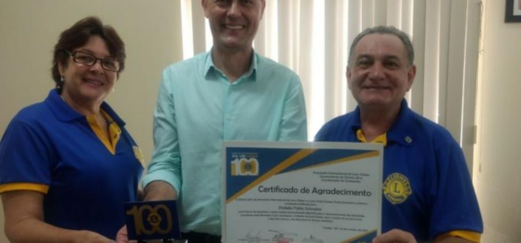 Lions entrega certificado de agradecimento ao prefeito Fábio Schroeter