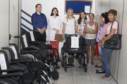 Secretaria de Saúde entrega cadeiras de rodas a portadores de necessidades especiais