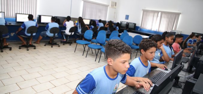 Escolas Paraíso e Paulo Freire recebem novos computadores para laboratórios de informática