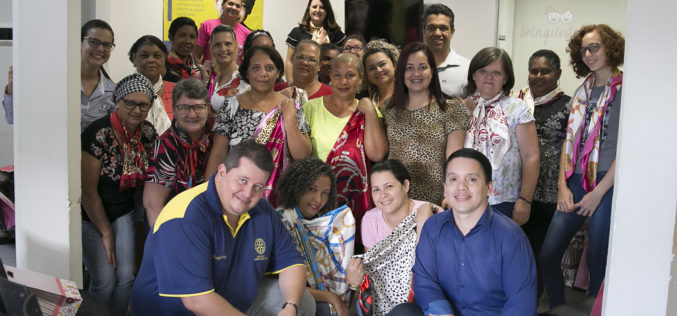 Secretaria de Saúde entrega lenços doados pelo Rotary a mulheres em tratamento contra o câncer