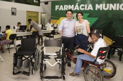 Secretaria de Saúde distribui cadeiras de rodas e de banho a portadores de deficiências