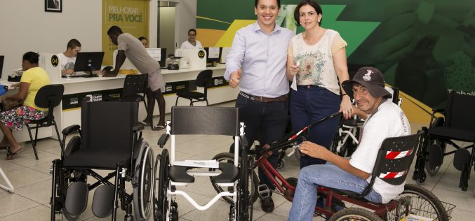 Secretaria de Saúde distribui cadeiras de rodas e de banho a portadores de deficiências