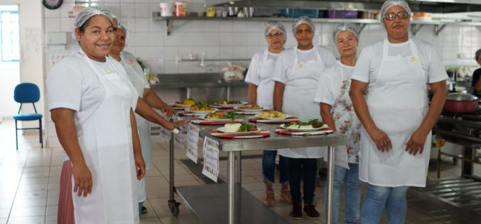Merendeiras da Rede Municipal de Educação participam de Desafio Culinário